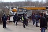 В Альшеевском районе на дороге «Уфа - Белебей» друг за другом в кювет опрокинулись два «КАМАЗа» (+видео)